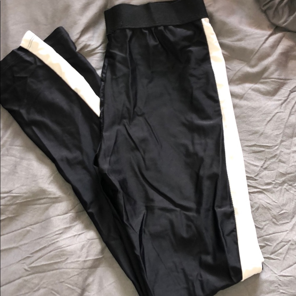 Black and white Emma & Sam shiny leggings